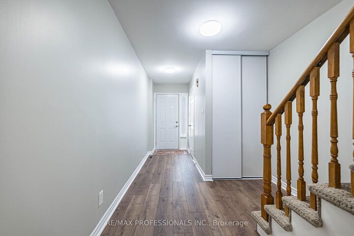 Property Photo: 2004 Glenada Crescent 23 ON L6H 5P5