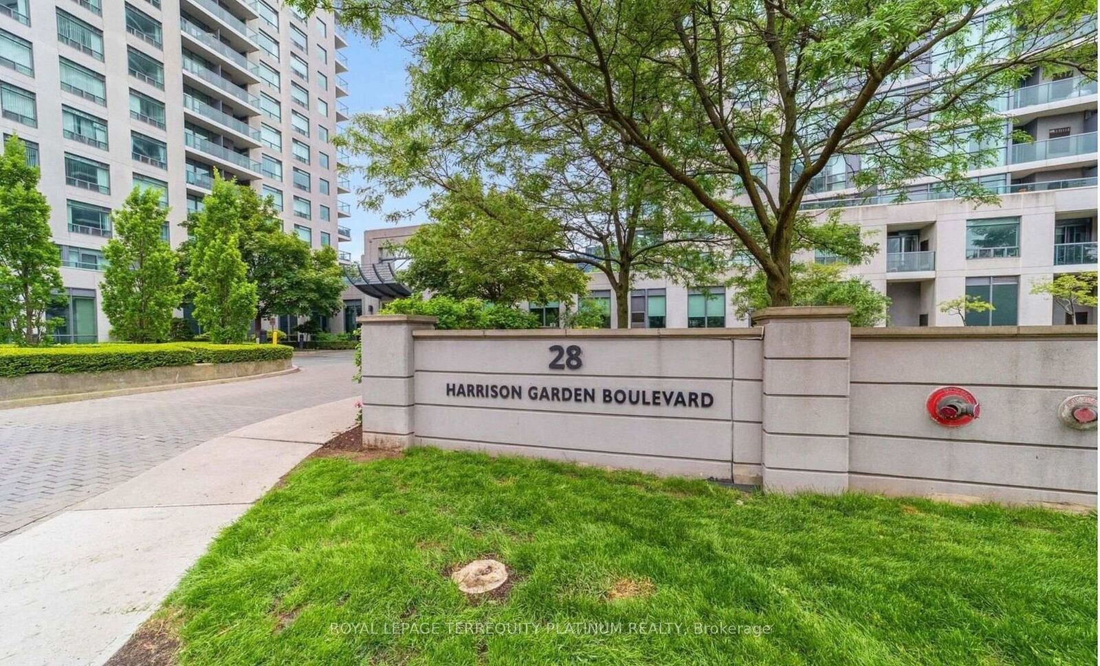 Property Photo:  28 Harrison Garden Boulevard 1812  ON M2N 7B5 