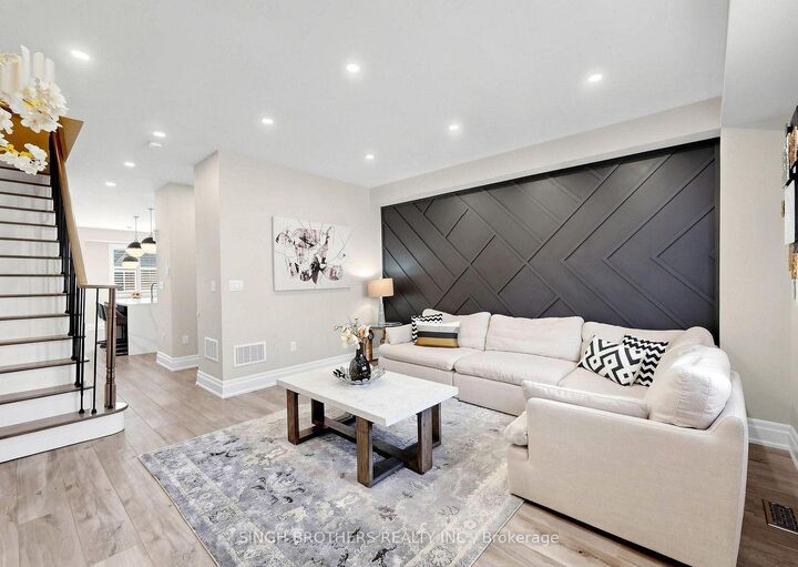 Photo de la propriété:  1321 Granrock Crescent  ON L5V 0E1 