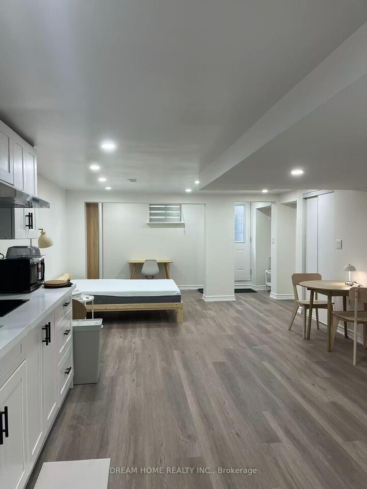 Property Photo: 138 Robert Street B01 ON M5S 2K3