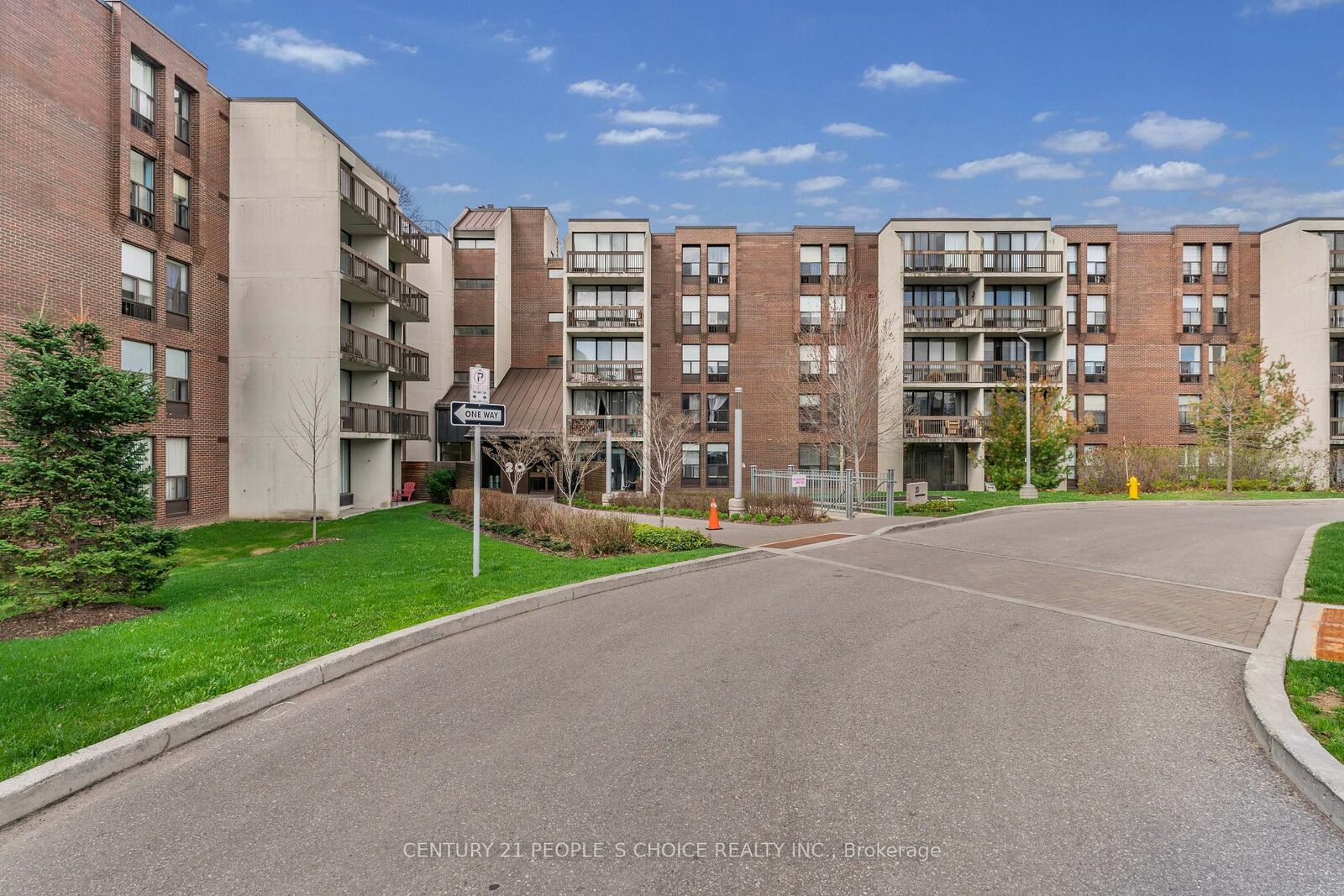 Property Photo:  20 Fashion Roseway N/A 105  ON M2N 6B5 