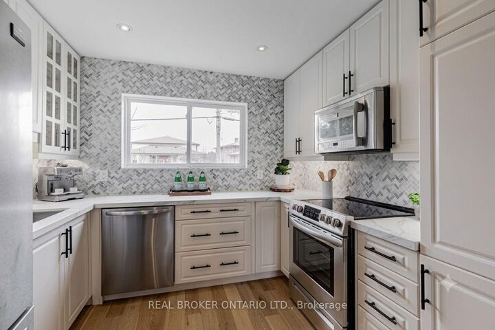 Photo de la propriété:  25 Newlin Crescent Upper  ON M3L 1X5 