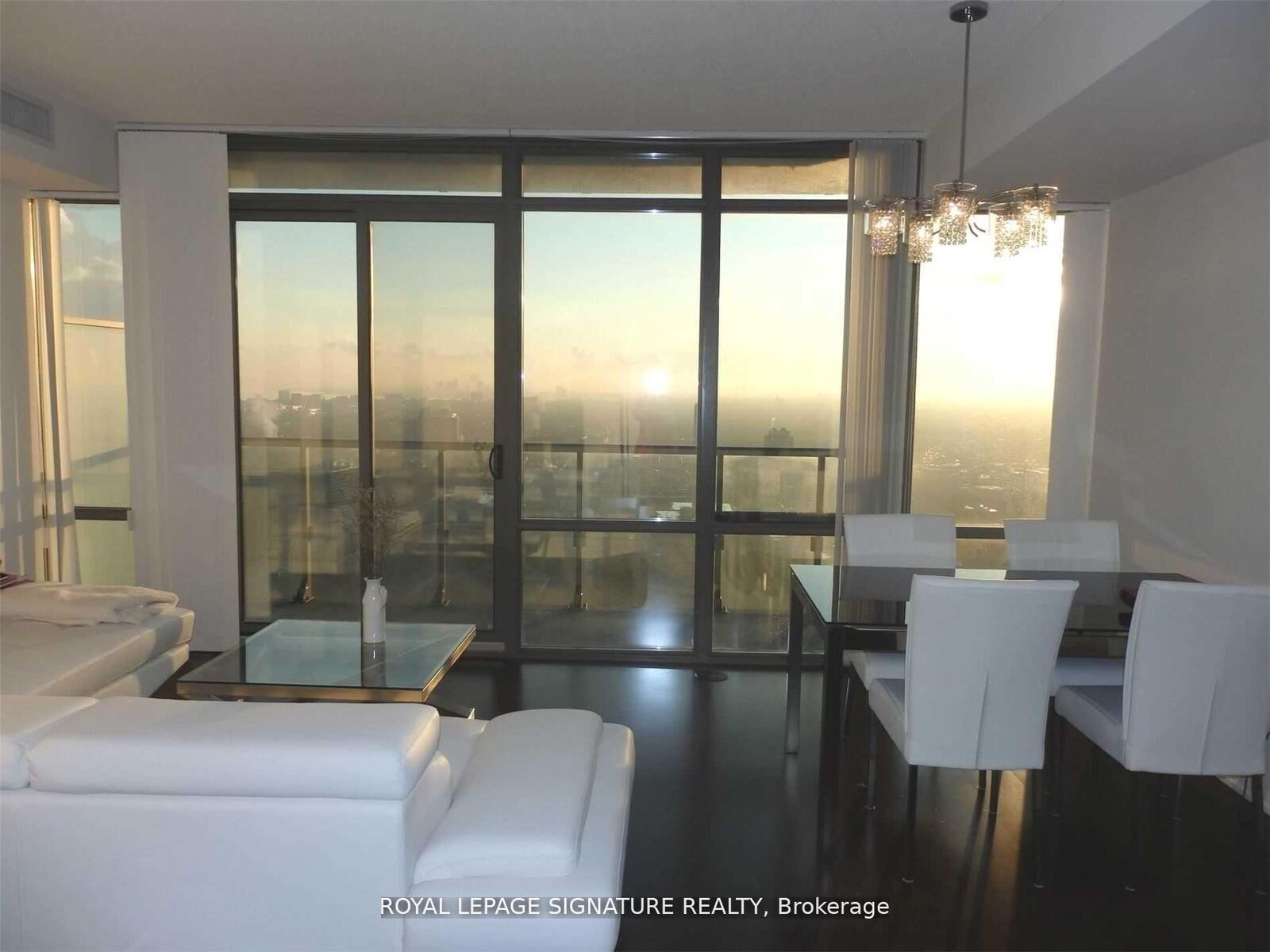 Property Photo: 832 Bay Street 2301 ON M5S 1Z6