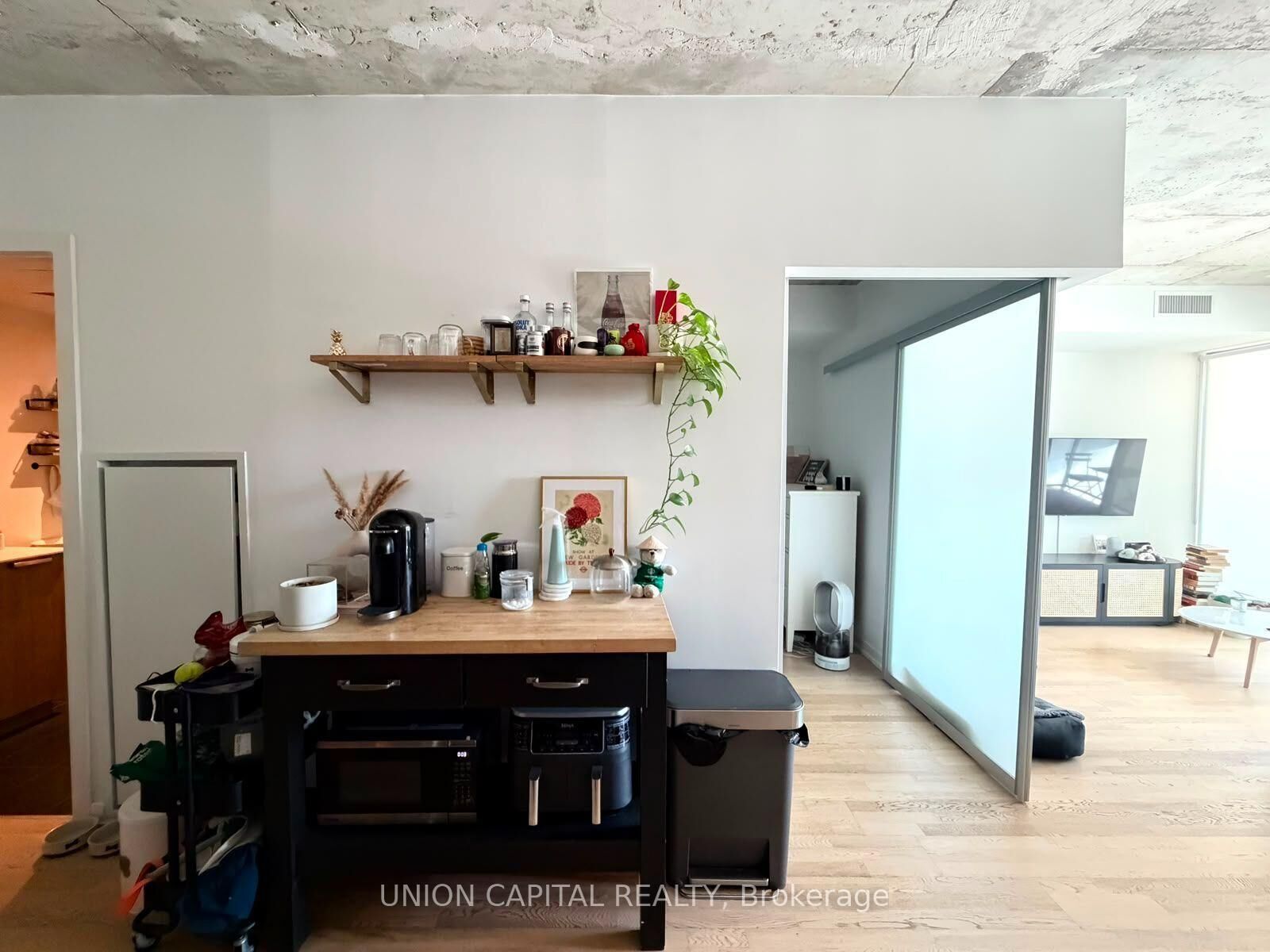 Property Photo: 95 Bathurst Street 818 ON M5V 0S7