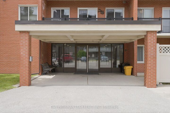 Photo de la propriété:  131 Taunton Road E 204  ON L1G 3T8 