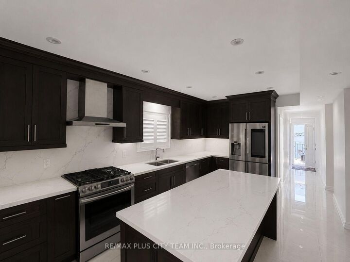 Photo de la propriété:  1027 Pape Avenue A  ON M4K 3W1 