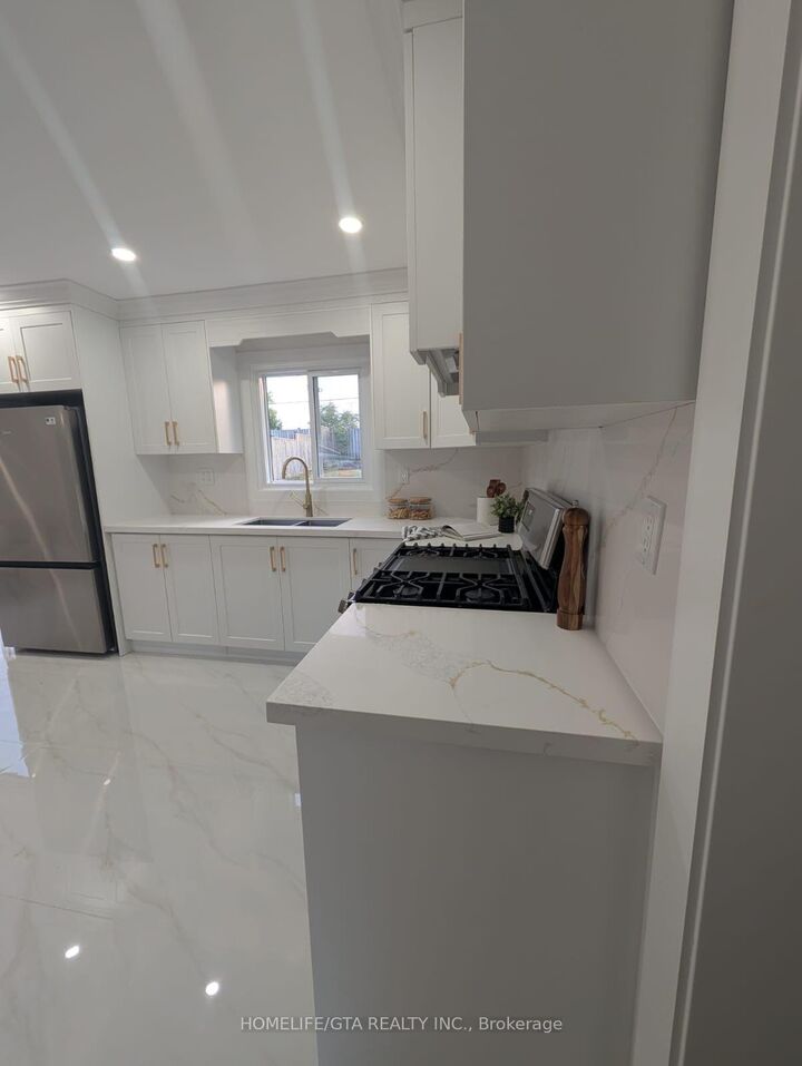 Property Photo: 14 Heatherwood Road ON L1S 2K7