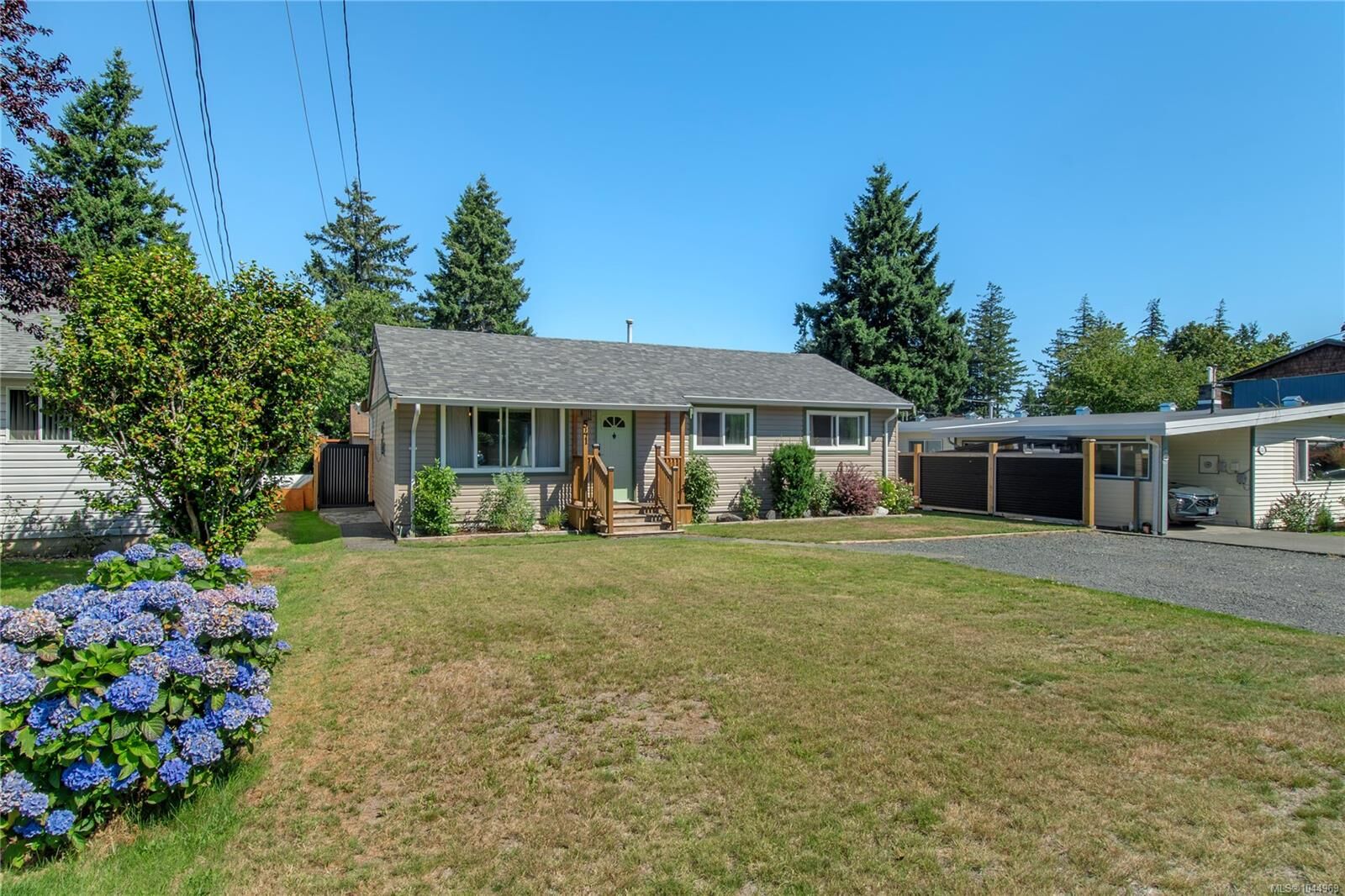 Property Photo: 541 Colwyn St BC V9W 2W8