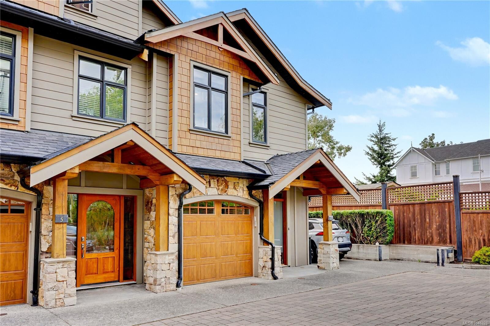 Property Photo: 2622 Shelbourne St #4 BC V8R 4L9