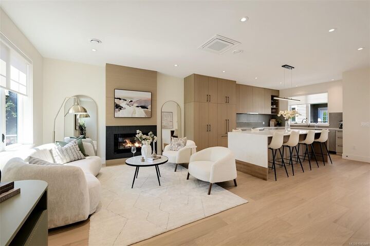 Property Photo: 1514 Foul Bay Rd #2 BC V8R 4Z9