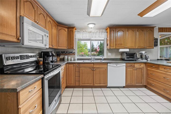 Property Photo: 2365 Collins Cres BC V9P 9J9