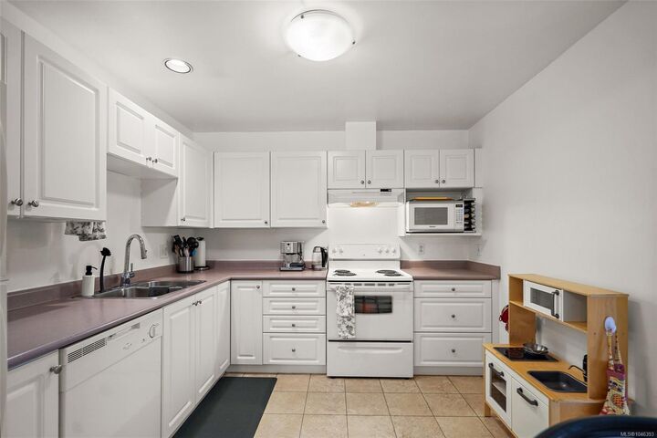 Property Photo: 3400 Quadra St #306 BC V8X 1G6