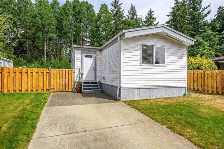 Property Photo: 2140 Stadacona Dr BC V9M 3P7
