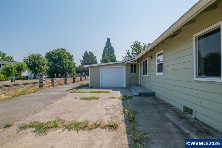 Property Photo: 215 N Polk St OR 97351