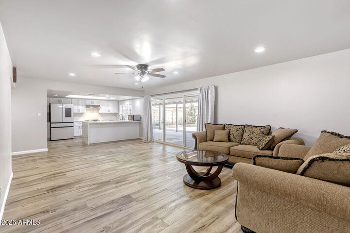 Property Photo: 4932 W Mercer Lane AZ 85304