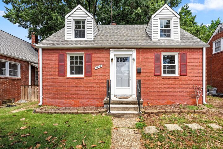 Property Photo: 1607 W Braddock Road VA 22302