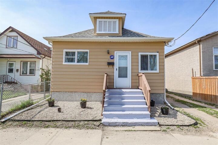 Property Photo:  628 Burrows Avenue  MB R2W 2A7 