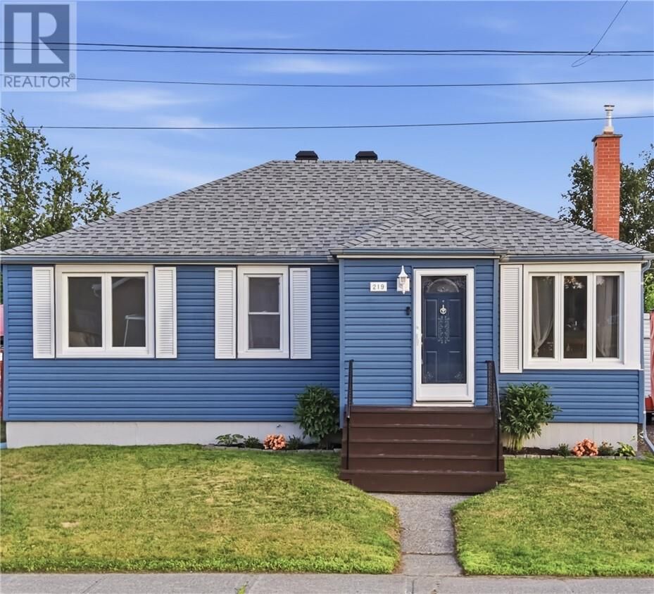 Property Photo: 219 Fifth Ave ON P3Y 1M4