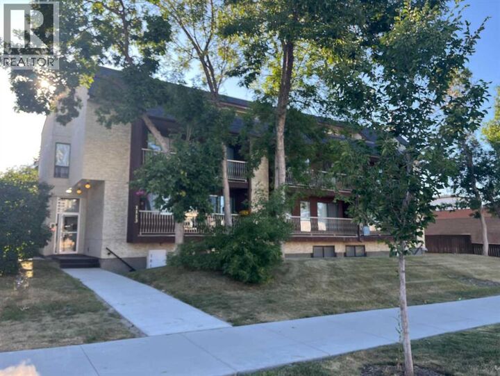 Property Photo:  1113 37 Street Southwest  AB T3C 1S5 