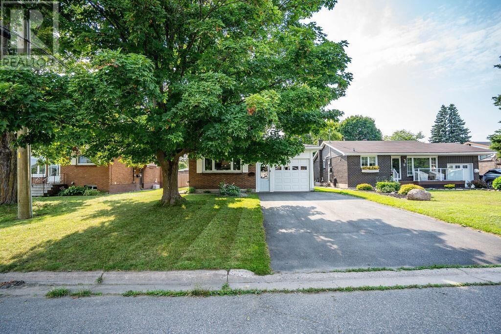Property Photo:  5 Royal Rd  ON P6C 5G8 