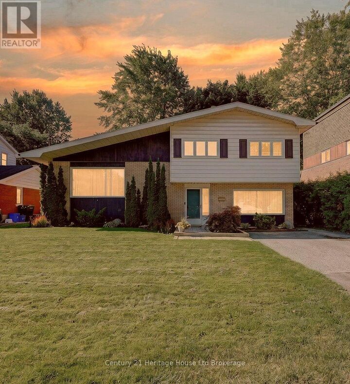 Property Photo:  812 Hughson Street  ON N4S 4P7 