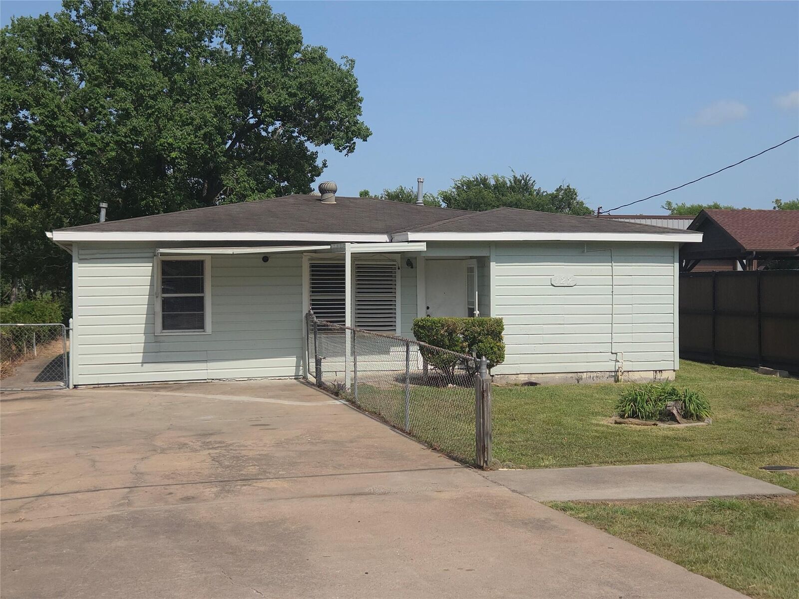 Property Photo:  122 S Willow Street  TX 77591 