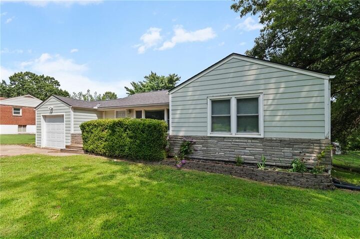 Property Photo:  612 NE 81st Terrace  MO 64118 