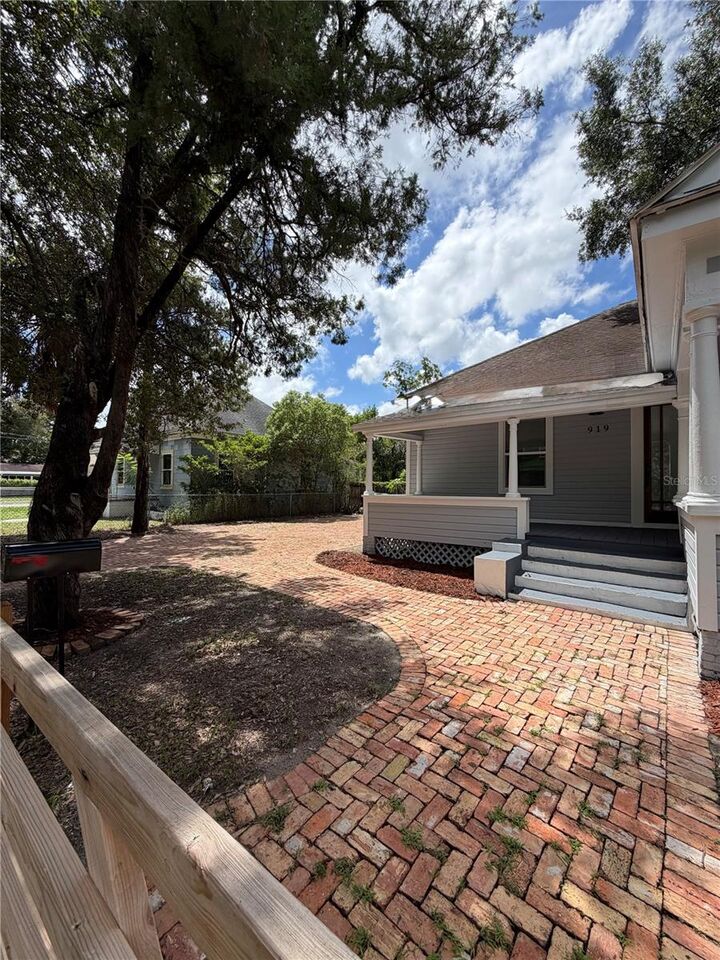 Property Photo:  919 E 26th Avenue  FL 33605 
