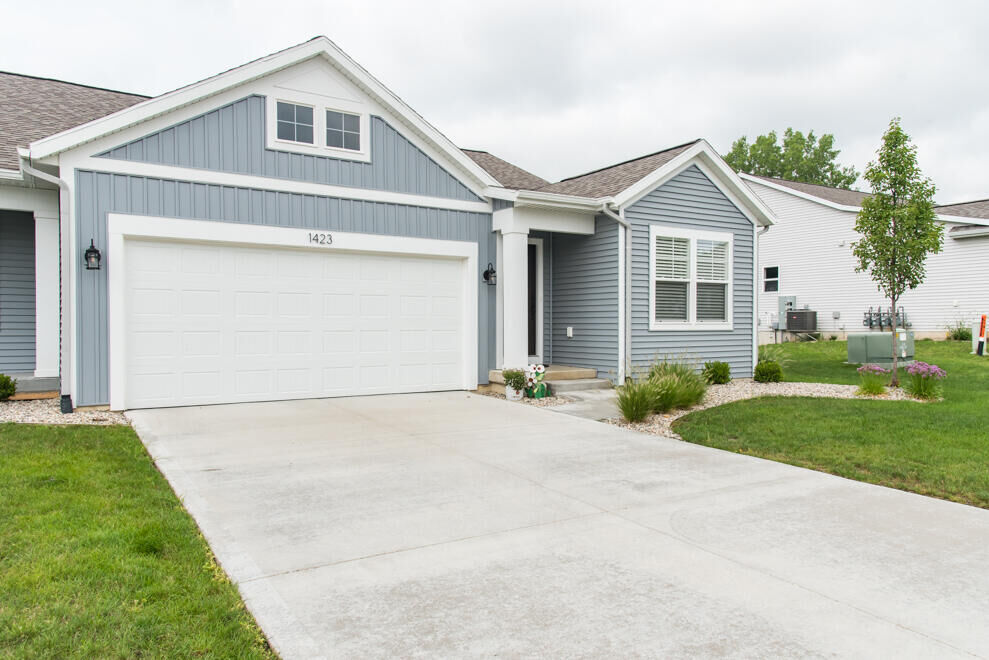 Property Photo:  1423 N Village Circle  MI 49009-6134 
