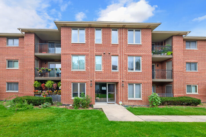 Property Photo:  11112 E Cove Circle 3-2D  IL 60465 