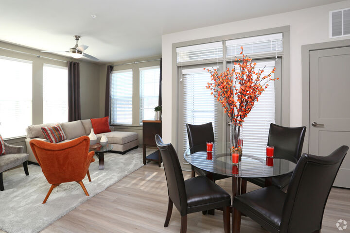 Property Photo: 670 E Algonquin Road 4208 IL 60173