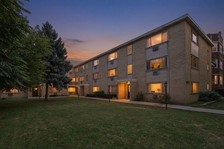 Property Photo:  7019 N Ridge Boulevard 3B  IL 60645 