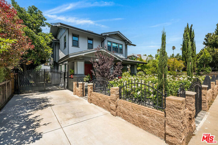 Property Photo:  223 N St Andrews Place  CA 90004 