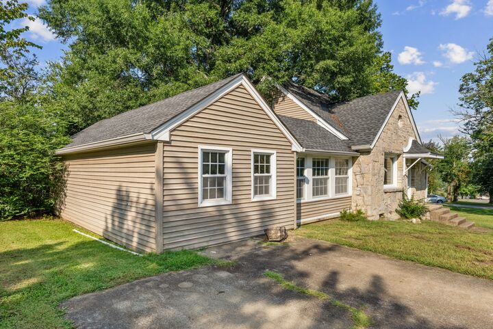 Property Photo:  421 8th Ave S  TN 37091 