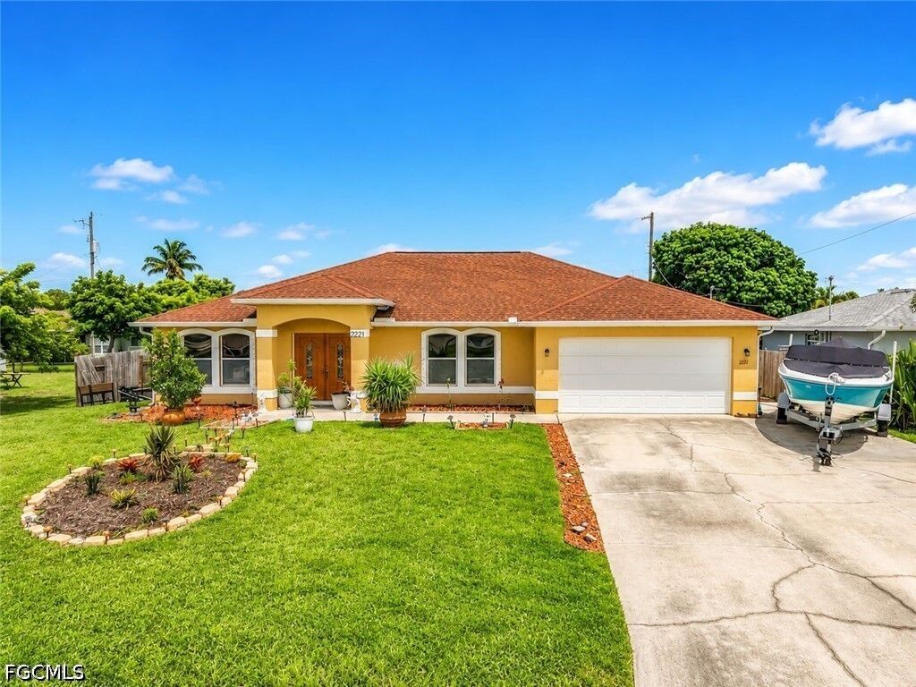 Property Photo: 2221 SW 3rd Avenue FL 33991