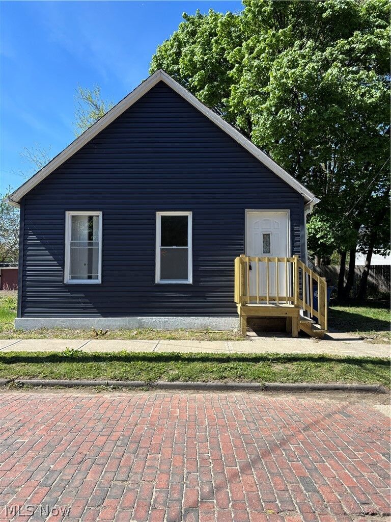 Property Photo: 7118 Elton Avenue OH 44102