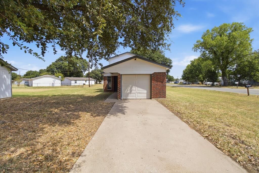 Property Photo: 1833 Pelican Drive N TX 76020