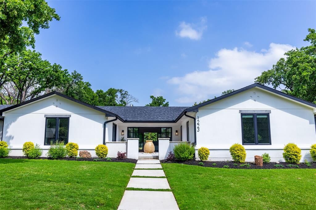 Property Photo: 1223 Ridgewood Circle TX 76092