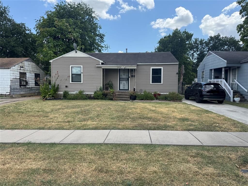 Property Photo:  2454 Lea Crest Drive  TX 75216 