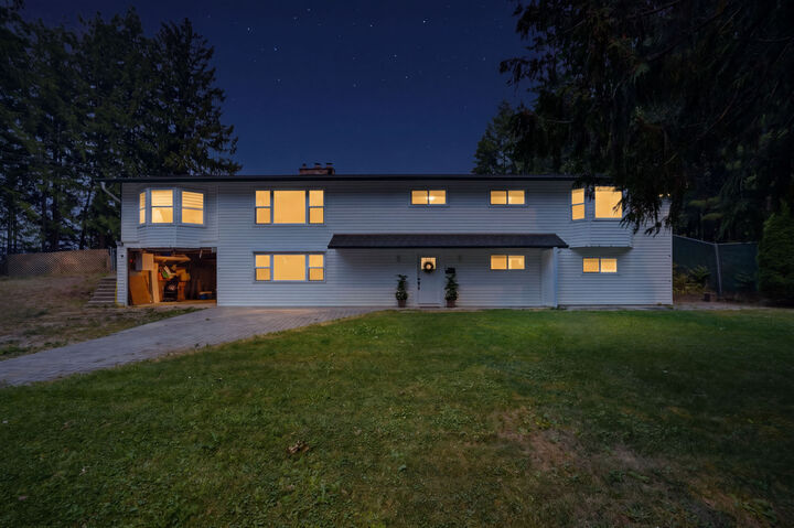 Property Photo: 3251 5 Avenue SE BC V1E 2B8