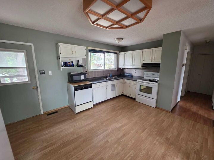 Property Photo: 715 Rosewood Avenue AB T0K 1V0
