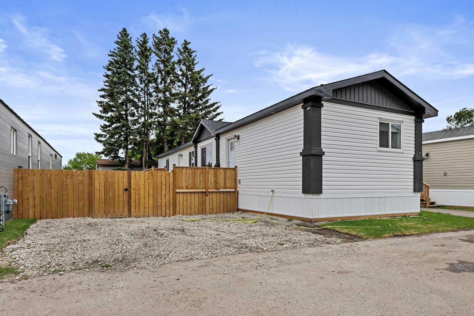 Property Photo: 6220 17 Avenue SE 5 AB T2A 0W6