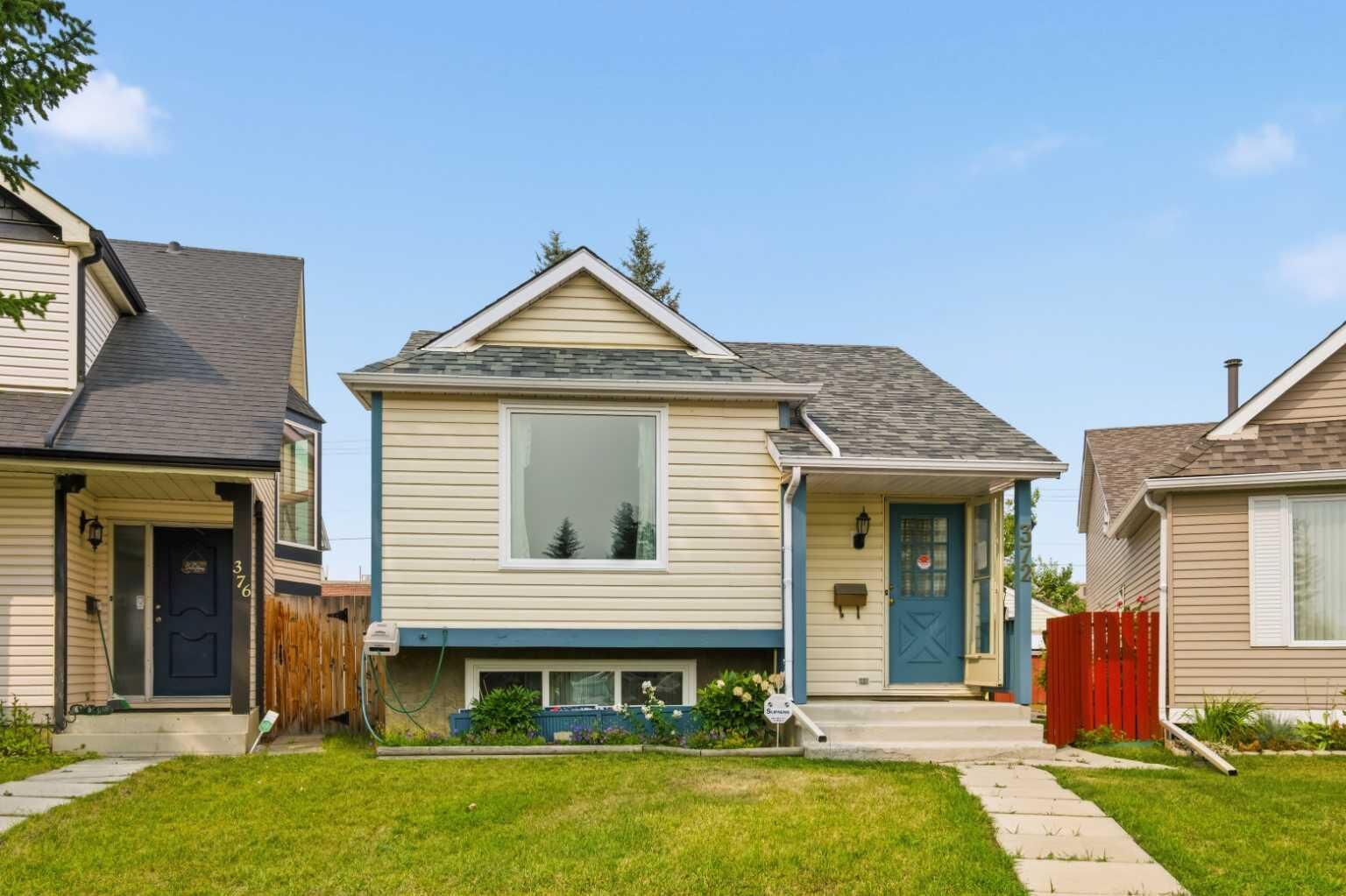 Property Photo: 372 Woodfield Place SW AB T2W 3Y1