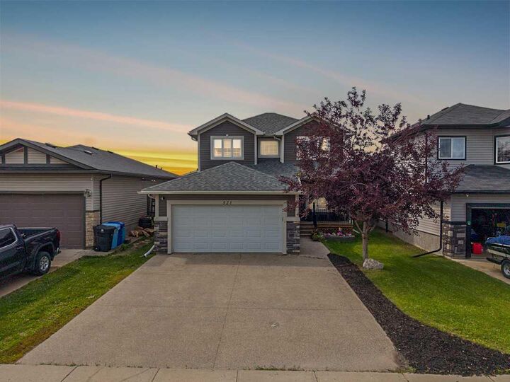 521 Walnut Crescent — photo 1