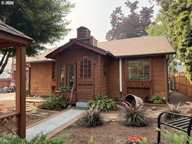 Property Photo: 1039 C St OR 97477