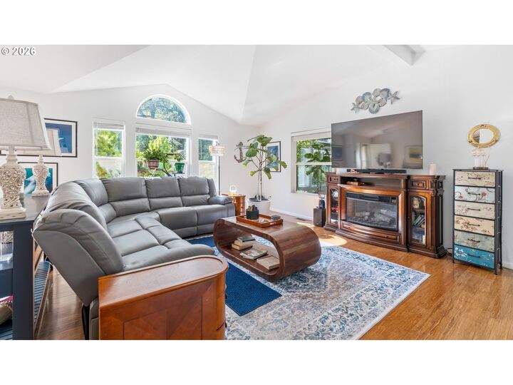 Property Photo: 607 Glenbrook Cir OR 97439