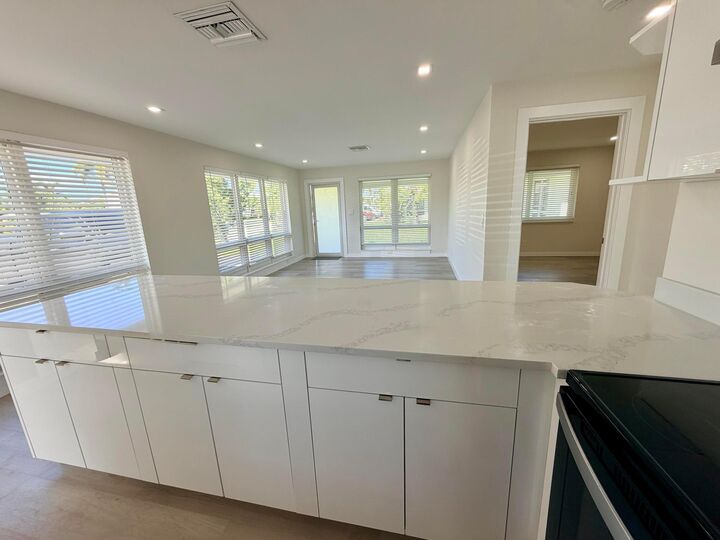 Property Photo:  2070 NE 56th Street 1  FL 33308 
