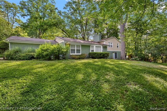Property Photo: 745 Hawthorne Drive MI 48304