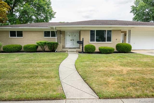 Property Photo:  32400 Northampton Drive  MI 48093 