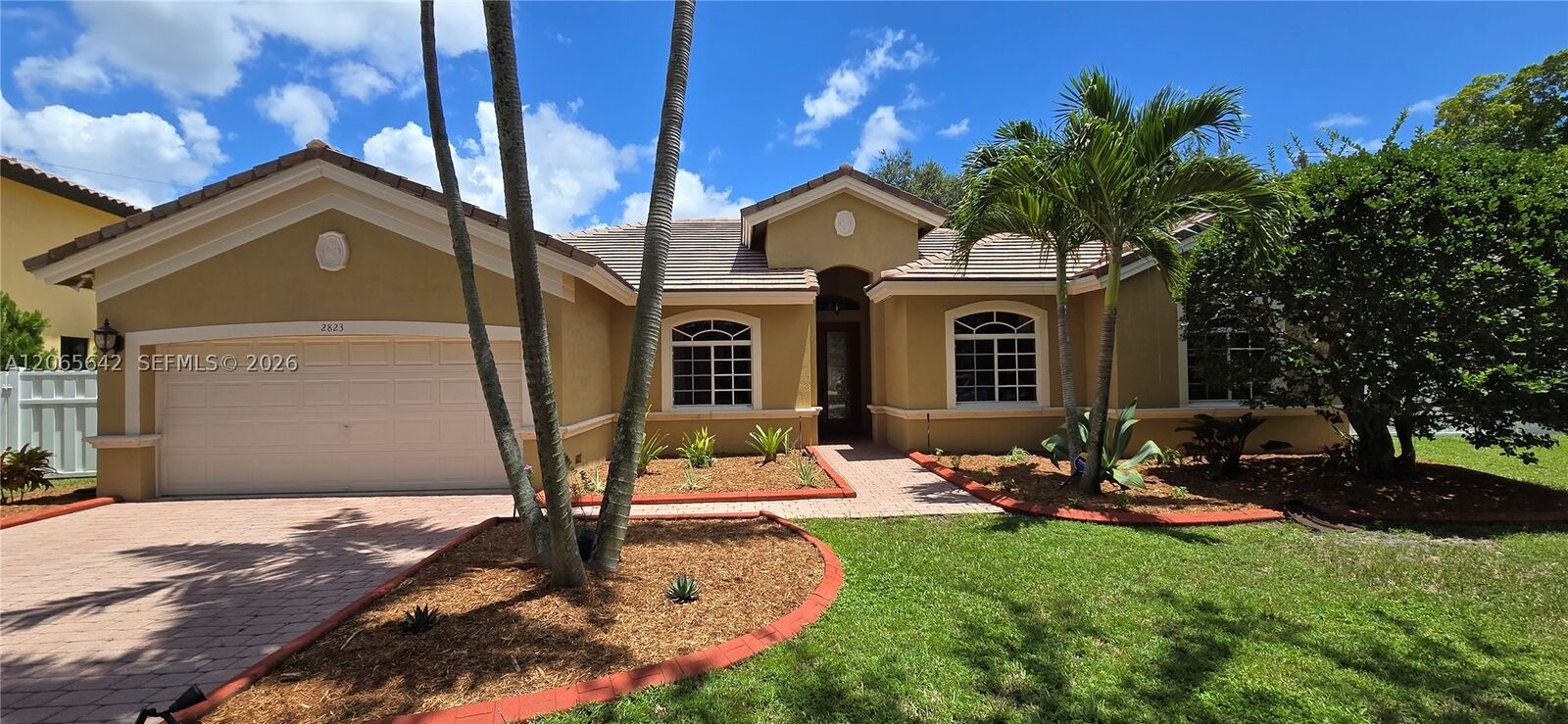 Property Photo: 2823 Poinciana Cir FL 33026